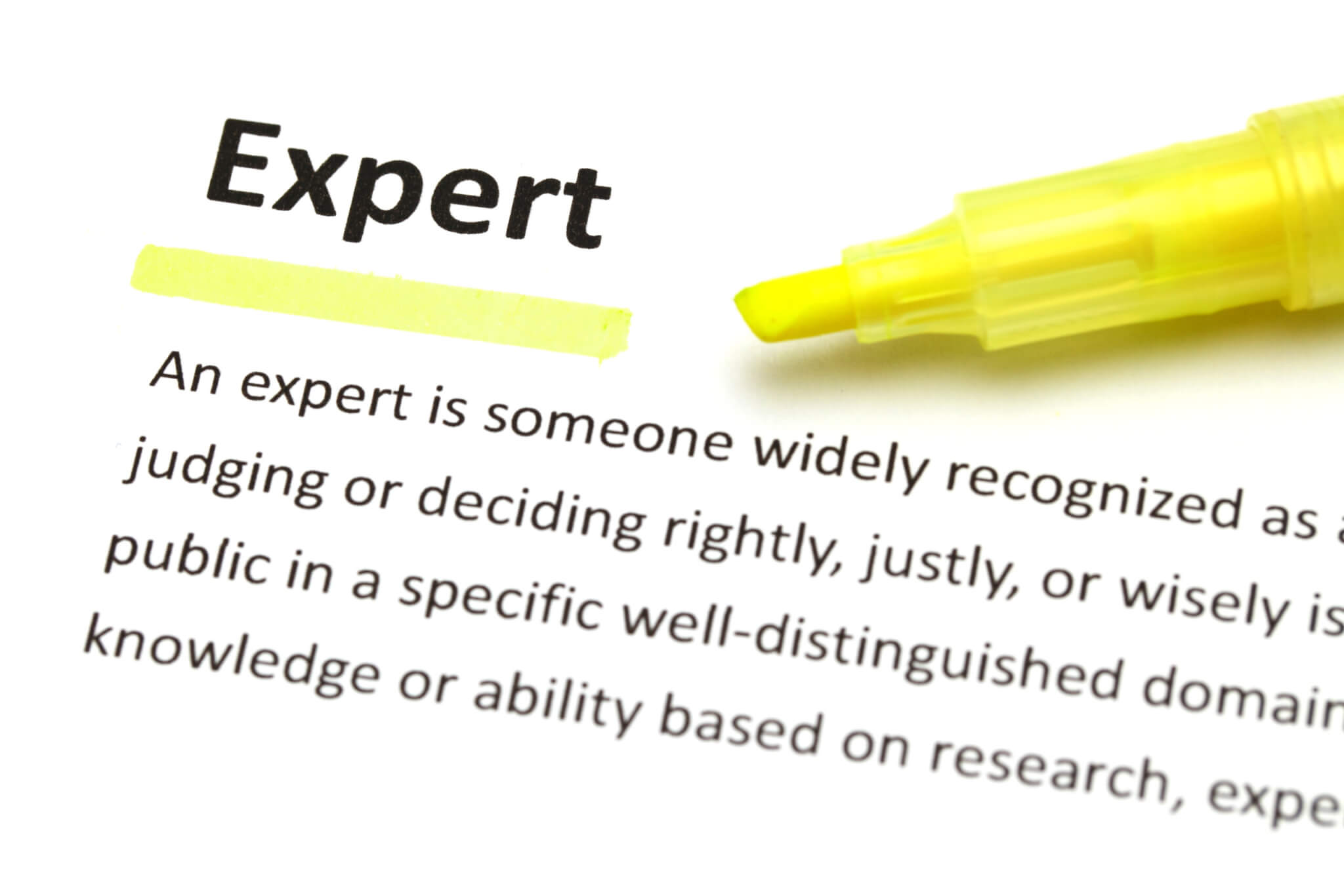 Experience (Erfahrung): Diese Komponente bezieht sich auf das Ausmaß an praktischer oder direkter Erfahrung, die der Ersteller eines Inhalts mit dem jeweiligen Thema hat. Es unterscheidet sich von bloßem Faktenwissen, indem es die Fähigkeit des Autors betont, von seinen persönlichen Erlebnissen zu berichten. Um dies zu demonstrieren, können Inhalte Fallstudien aus der eigenen Arbeit, persönliche Anekdoten, hinter den Kulissen gedrehte Videos oder visuelle Beweise von der Verwendung eines Produkts oder einer Dienstleistung enthalten. Expertise (Fachwissen): Fachwissen ist die Fähigkeit, über ein Thema zu sprechen, das auf einem tiefen Verständnis und Wissen in einem bestimmten Fachgebiet basiert. Dies kann durch formelle Qualifikationen wie Lizenzen oder Abschlüsse nachgewiesen werden, aber auch durch eine langjährige, vertiefte Beschäftigung mit einem Nischenthema. Das Niveau des erforderlichen Fachwissens hängt vom Thema der Seite ab. Authoritativeness (Autorität): Autorität bezeichnet den Ruf einer Person, eines Inhalts oder einer Website als anerkannte Informationsquelle in ihrem jeweiligen Bereich. Autorität wird nicht selbst proklamiert, sondern durch Dritte validiert. Dies geschieht durch Backlinks von vertrauenswürdigen, hochwertigen Quellen, Erwähnungen in der Presse, Nennungen in Branchenverzeichnissen und öffentliche Auftritte wie Vorträge auf Konferenzen. Trustworthiness (Vertrauenswürdigkeit): Vertrauenswürdigkeit ist die grundlegende Säule, die die Integrität einer Website und ihres Inhalts beurteilt. Sie umfasst die Sicherheit, Ehrlichkeit und Zuverlässigkeit. Wichtige Signale sind die Verwendung von HTTPS-Verschlüsselung, die Bereitstellung transparenter Kontaktinformationen, eine leicht zugängliche Datenschutzerklärung und positive Bewertungen oder Gütesiegel. Besonders bei Finanz- und E-Commerce-Seiten ist es von entscheidender Bedeutung, das Vertrauen der Nutzer zu gewinnen. vertrauenswürdige Quelle in ihrem Fachgebiet. Hochwertige Backlinks von renommierten Websites, Erwähnungen in der Presse, Gastbeiträge, Branchenauszeichnungen, positive Reputation. Trustworthiness